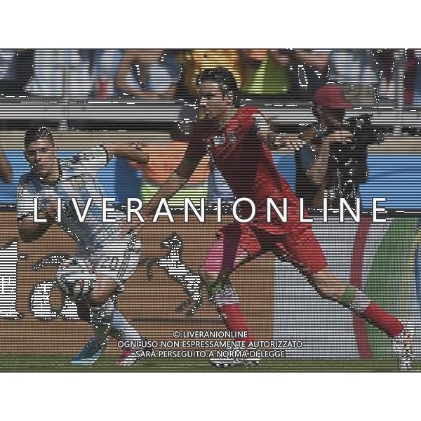 (140621) -- BELO HORIZONTE, June 21, 2014 () -- Sergio Aguero (L) of Argentina vies with Javad Nekounam of Iran during a Group F match between Argentina and Iran of 2014 FIFA World Cup at the Estadio Mineirao Stadium in Belo Horizonte, Brazil, June 21, 2014. (/Qi Heng)(wll) ©PHOTOSHOT/AGENZIA ALDO LIVERANI SAS - ITALY ONLY - EDITORIAL USE ONLY - ARGENTINA Vs IRAN partita del gruppo di F Coppa del mondo FIFA 2014 Mineirao stadio Estadio a Belo Horizonte, in Brasile, 21 giugno 2014