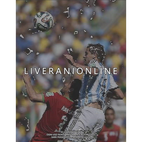 (140621) -- BELO HORIZONTE, June 21, 2014 () -- Fernando Gago (R) of Argentina vies with Ehsan Hajsafi of Iran during a Group F match between Argentina and Iran of 2014 FIFA World Cup at the Estadio Mineirao Stadium in Belo Horizonte, Brazil, June 21, 2014. Argentina won 1-0. (/Qi Heng)(wll) ©PHOTOSHOT/AGENZIA ALDO LIVERANI SAS - ITALY ONLY - EDITORIAL USE ONLY - ARGENTINA Vs IRAN partita del gruppo di F Coppa del mondo FIFA 2014 Mineirao stadio Estadio a Belo Horizonte, in Brasile, 21 giugno 2014