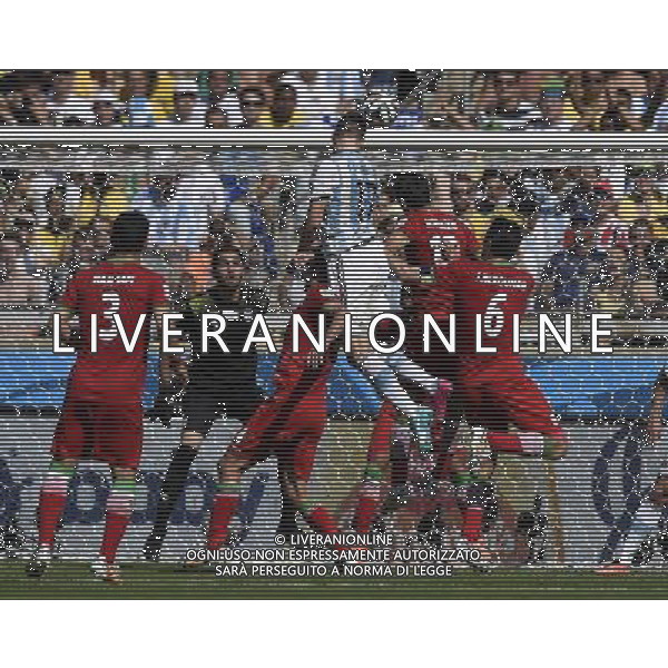 (140621) -- BELO HORIZONTE, June 21, 2014 () -- Federico Fernandez (top) of Argentina heads the ball to shoot during a Group F match between Argentina and Iran of 2014 FIFA World Cup at the Estadio Mineirao Stadium in Belo Horizonte, Brazil, June 21, 2014. (/Qi Heng)(wll) (SP)BRAZIL-BELO HORIZONTE-WORLD CUP 2014-GROUP F-ARGENTINA VS IRAN PUBLICATIONxNOTxINxCHN Belo Horizons June 21 2014 Federico Fernandez Top of Argentina Heads The Ball to Shoot during A Group F Match between Argentina and Iran of 2014 FIFA World Cup AT The Estadio Mineirao Stage in Belo Horizons Brazil June 21 2014 Qi Heng SP Brazil Belo Horizons World Cup 2014 Group F Argentina vs Iran PUBLICATIONxNOTxINxCHN ©PHOTOSHOT/AGENZIA ALDO LIVERANI SAS - ITALY ONLY - EDITORIAL USE ONLY - ARGENTINA Vs IRAN partita del gruppo di F Coppa del mondo FIFA 2014 Mineirao stadio Estadio a Belo Horizonte, in Brasile, 21 giugno 2014