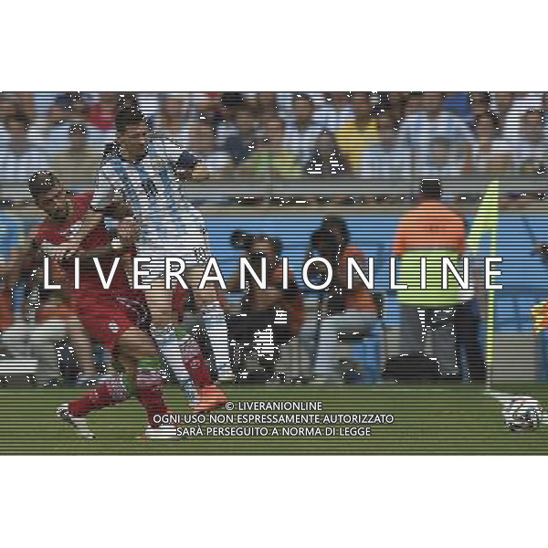 (140621) -- BELO HORIZONTE, June 21, 2014 () -- Lionel Messi (R) of Argentina is tackled by players of Iran during a Group F match between Argentina and Iran of 2014 FIFA World Cup at the Estadio Mineirao Stadium in Belo Horizonte, Brazil, June 21, 2014. (/Qi Heng)(wll) (SP)BRAZIL-BELO HORIZONTE-WORLD CUP 2014-GROUP F-ARGENTINA VS IRAN PUBLICATIONxNOTxINxCHN Belo Horizons June 21 2014 Lionel Messi r of Argentina is tackled by Players of Iran during A Group F Match between Argentina and Iran of 2014 FIFA World Cup AT The Estadio Mineirao Stage in Belo Horizons Brazil June 21 2014 Qi Heng SP Brazil Belo Horizons World Cup 2014 Group F Argentina vs Iran PUBLICATIONxNOTxINxCHN ©PHOTOSHOT/AGENZIA ALDO LIVERANI SAS - ITALY ONLY - EDITORIAL USE ONLY - ARGENTINA Vs IRAN partita del gruppo di F Coppa del mondo FIFA 2014 Mineirao stadio Estadio a Belo Horizonte, in Brasile, 21 giugno 2014
