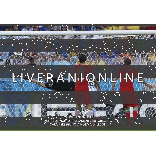 (140621) -- BELO HORIZONTE, June 21, 2014 () -- Iran\'s goalkeeper Alireza Haghighi attempts to block the ball during a Group F match between Argentina and Iran of 2014 FIFA World Cup at the Estadio Mineirao Stadium in Belo Horizonte, Brazil, June 21, 2014. Iran lost the match 0-1. (/Liu Bin)(zc) ©PHOTOSHOT/AGENZIA ALDO LIVERANI SAS - ITALY ONLY - EDITORIAL USE ONLY - ARGENTINA Vs IRAN partita del gruppo di F Coppa del mondo FIFA 2014 Mineirao stadio Estadio a Belo Horizonte, in Brasile, 21 giugno 2014