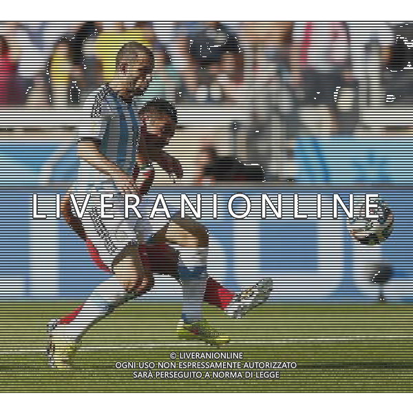 (140621) -- BELO HORIZONTE, June 21, 2014 () -- Javier Mascherano (front) of Argentina vies with Reza Ghoochannejad of Iran during a Group F match between Argentina and Iran of 2014 FIFA World Cup at the Estadio Mineirao Stadium in Belo Horizonte, Brazil, June 21, 2014. (/Liu Bin)(zc) ©PHOTOSHOT/AGENZIA ALDO LIVERANI SAS - ITALY ONLY - EDITORIAL USE ONLY - ARGENTINA Vs IRAN partita del gruppo di F Coppa del mondo FIFA 2014 Mineirao stadio Estadio a Belo Horizonte, in Brasile, 21 giugno 2014