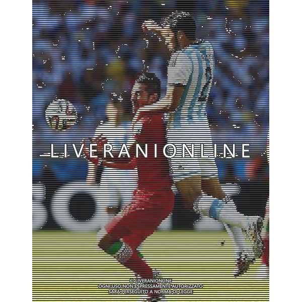 (140621) -- BELO HORIZONTE, June 21, 2014 () -- Ezequiel Garay (R) of Argentina vies with Reza Ghoochannejad of Iran during a Group F match between Argentina and Iran of 2014 FIFA World Cup at the Estadio Mineirao Stadium in Belo Horizonte, Brazil, June 21, 2014. (/Liu Bin)(zc) ©PHOTOSHOT/AGENZIA ALDO LIVERANI SAS - ITALY ONLY - EDITORIAL USE ONLY - ARGENTINA Vs IRAN partita del gruppo di F Coppa del mondo FIFA 2014 Mineirao stadio Estadio a Belo Horizonte, in Brasile, 21 giugno 2014