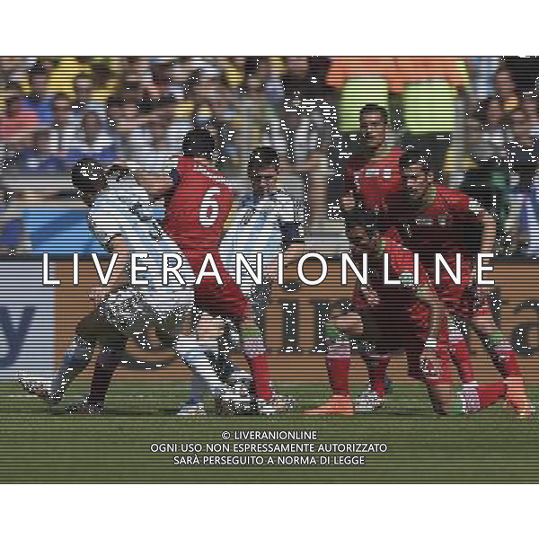 (140621) -- BELO HORIZONTE, June 21, 2014 () -- Lionel Messi (3rd L) and Fernando Gago (1st L) of Argentina vie for the ball with Javad Nekounam (2nd L) of Iran during a Group F match between Argentina and Iran of 2014 FIFA World Cup at the Estadio Mineirao Stadium in Belo Horizonte, Brazil, June 21, 2014. (/Qi Heng)(wll) ©PHOTOSHOT/AGENZIA ALDO LIVERANI SAS - ITALY ONLY - EDITORIAL USE ONLY - ARGENTINA Vs IRAN partita del gruppo di F Coppa del mondo FIFA 2014 Mineirao stadio Estadio a Belo Horizonte, in Brasile, 21 giugno 2014