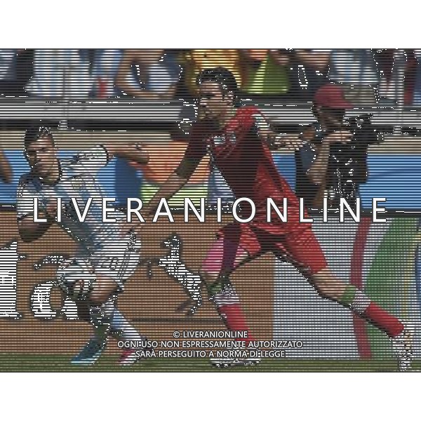 (140621) -- BELO HORIZONTE, June 21, 2014 () -- Sergio Aguero (L) of Argentina vies with Javad Nekounam of Iran during a Group F match between Argentina and Iran of 2014 FIFA World Cup at the Estadio Mineirao Stadium in Belo Horizonte, Brazil, June 21, 2014. (/Qi Heng)(wll) (SP)BRAZIL-BELO HORIZONTE-WORLD CUP 2014-GROUP F-ARGENTINA VS IRAN PUBLICATIONxNOTxINxCHN Belo Horizons June 21 2014 Sergio Aguero l of Argentina vies with Javad Nekounam of Iran during A Group F Match between Argentina and Iran of 2014 FIFA World Cup AT The Estadio Mineirao Stage in Belo Horizons Brazil June 21 2014 Qi Heng SP Brazil Belo Horizons World Cup 2014 Group F Argentina vs Iran PUBLICATIONxNOTxINxCHN ©PHOTOSHOT/AGENZIA ALDO LIVERANI SAS - ITALY ONLY - EDITORIAL USE ONLY - ARGENTINA Vs IRAN partita del gruppo di F Coppa del mondo FIFA 2014 Mineirao stadio Estadio a Belo Horizonte, in Brasile, 21 giugno 2014
