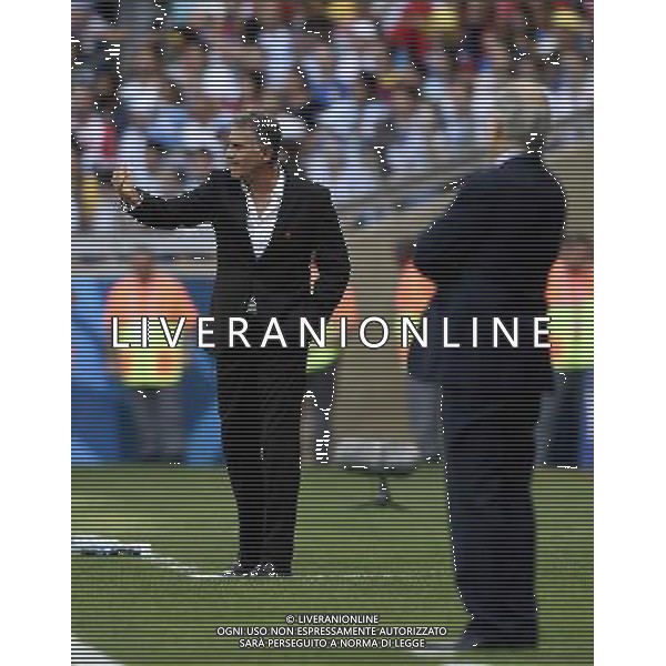(140621) -- BELO HORIZONTE, June 21, 2014 () -- Carlos Queiroz (L), head coach of Iran gives instructions during a Group F match between Argentina and Iran of 2014 FIFA World Cup at the Estadio Mineirao Stadium in Belo Horizonte, Brazil, June 21, 2014. (/Qi Heng)(wll) (SP)BRAZIL-BELO HORIZONTE-WORLD CUP 2014-GROUP F-ARGENTINA VS IRAN PUBLICATIONxNOTxINxCHN Belo Horizons June 21 2014 Carlos Queiroz l Head Coach of Iran Gives instructions during A Group F Match between Argentina and Iran of 2014 FIFA World Cup AT The Estadio Mineirao Stage in Belo Horizons Brazil June 21 2014 Qi Heng SP Brazil Belo Horizons World Cup 2014 Group F Argentina vs Iran PUBLICATIONxNOTxINxCHN ©PHOTOSHOT/AGENZIA ALDO LIVERANI SAS - ITALY ONLY - EDITORIAL USE ONLY - ARGENTINA Vs IRAN partita del gruppo di F Coppa del mondo FIFA 2014 Mineirao stadio Estadio a Belo Horizonte, in Brasile, 21 giugno 2014