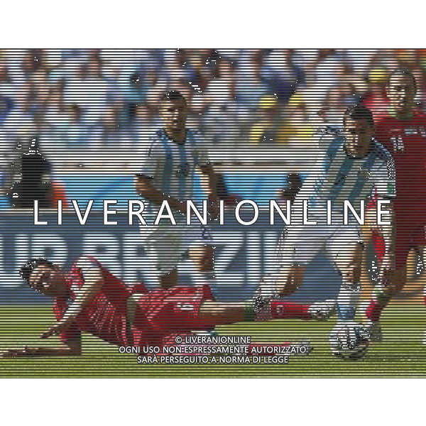 (140621) -- BELO HORIZONTE, June 21, 2014 () -- Angel Di Maria (R) of Argentina is tackled by Javad Nekounam of Iran during a Group F match between Argentina and Iran of 2014 FIFA World Cup at the Estadio Mineirao Stadium in Belo Horizonte, Brazil, June 21, 2014. (/Liu Bin)(zc) (SP)BRAZIL-BELO HORIZONTE-WORLD CUP 2014-GROUP F-ARGENTINA VS IRAN PUBLICATIONxNOTxINxCHN Belo Horizons June 21 2014 Angel Tue Mary r of Argentina is tackled by Javad Nekounam of Iran during A Group F Match between Argentina and Iran of 2014 FIFA World Cup AT The Estadio Mineirao Stage in Belo Horizons Brazil June 21 2014 Liu am ZC SP Brazil Belo Horizons World Cup 2014 Group F Argentina vs Iran PUBLICATIONxNOTxINxCHN ©PHOTOSHOT/AGENZIA ALDO LIVERANI SAS - ITALY ONLY - EDITORIAL USE ONLY - ARGENTINA Vs IRAN partita del gruppo di F Coppa del mondo FIFA 2014 Mineirao stadio Estadio a Belo Horizonte, in Brasile, 21 giugno 2014