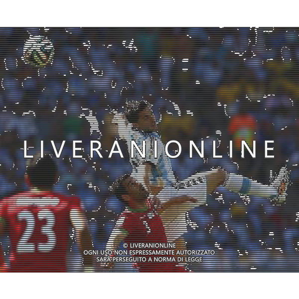 (140621) -- BELO HORIZONTE, June 21, 2014 () -- Fernando Gago (Top) of Argentina fights for the ball with Ehsan Hajsafi of Iran during a Group F match between Argentina and Iran of 2014 FIFA World Cup at the Estadio Mineirao Stadium in Belo Horizonte, Brazil, June 21, 2014. (/Liu Bin)(zc) ©PHOTOSHOT/AGENZIA ALDO LIVERANI SAS - ITALY ONLY - EDITORIAL USE ONLY - ARGENTINA Vs IRAN partita del gruppo di F Coppa del mondo FIFA 2014 Mineirao stadio Estadio a Belo Horizonte, in Brasile, 21 giugno 2014