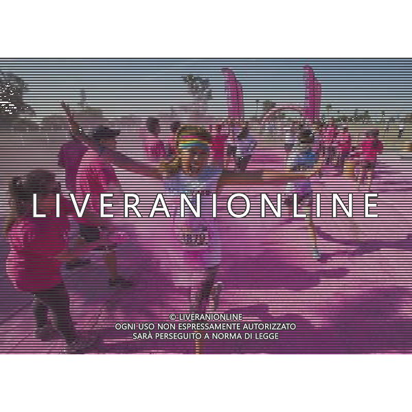 6 21 “ ” “ ” 5 “ ” ( ) Running enthusiasts race through clouds of colorful powder thrown by volunteers during the Color Run on the Dodgers Stadium, Saturday, June 21, 2014 in Los Angeles, California. The Color Run is an event series and five kilometres paint race that takes place in North America, South America, Europe, Asia, and Australia. The untimed event has no winners or prizes, but runners are showered with colored powder at stations along the run. (Xinhua/Zhao Hanrong) ©PHOTOSHOT/Agenzia Aldo Liverani sas - ITALY ONLY - EDITORIAL USE ONLY - COLOR RUN corsa attraverso nubi di polvere colorata lanciati dai volontari sulla Dodgers Stadium, Sabato 21 giugno 2014 a Los Angeles, California.