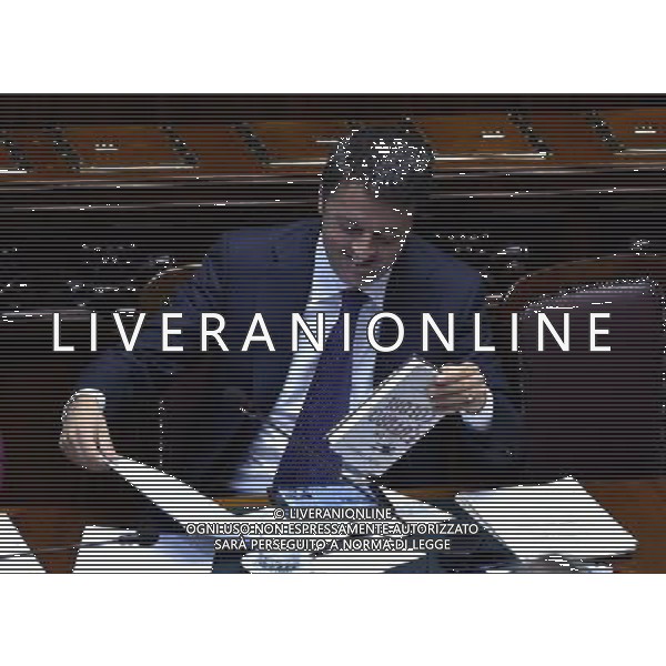 Roma - 24/06/2014 - Montecitorio - Comunicazioni del Presidente del Consiglio dei ministri in vista del Consiglio europeo del 26 e 27 giugno e sulle linee programmatiche del semestre di presidenza italiana del Consiglio dell\'Unione europea - nella foto: Matteo Renzi riceve il libro da Irene Tinagli / Ph. Fabrizio Corradetti - Ag. Aldo Liverani sas