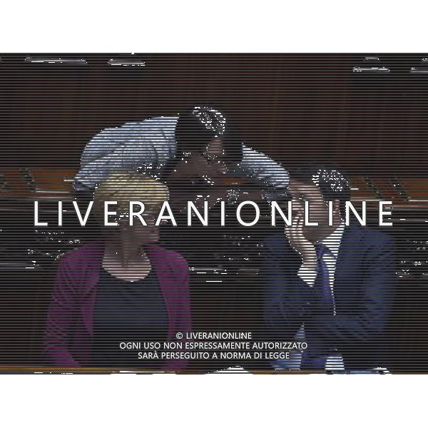 Roma - 24/06/2014 - Montecitorio - Comunicazioni del Presidente del Consiglio dei ministri in vista del Consiglio europeo del 26 e 27 giugno e sulle linee programmatiche del semestre di presidenza italiana del Consiglio dell\'Unione europea - nella foto: Matteo Renzi con Nunzia De Girolamo e Roberta Pinotti / Ph. Fabrizio Corradetti - Ag. Aldo Liverani sas