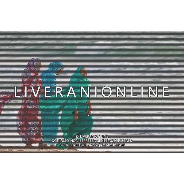 (140623) -- NOUAKCHOTT, June 23, 2014 () -- Muslims take a walk on the beach in Nouakchott, capital of Mauritania, June 21, 2014. (/Li Jing)(zjl) ©PHOTOSHOT/Agenzia Aldo Liverani sas - ITALY ONLY - EDITORIAL USE ONLY - Vita quotidiana della popolazione a Nouakchott, capitale della Mauritania, 22 giugno 2014