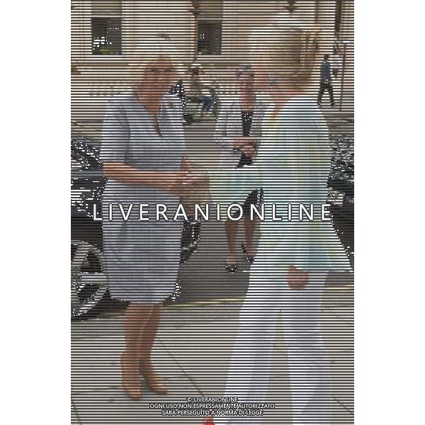London, UK, 24/06/2014 : THE DUCHESS OF CORNWALL VISITS THE \'VOICES FROM THE DESERT\' EXHIBITION. The Duchess of Cornwall, Patron, Desert Rats Association, visits \'Voices from the Desert\', a Desert Rats exhibition by the artist Anna Redwood. . Picture by Julie Edwards ©PHOTOSHOT/Agenzia Aldo Liverani sas - ITALY ONLY - EDITORIAL USE ONLY - REALI INGLESI: Camilla duchessa di Cornovaglia in visita alla mostra \'Voci dal deserto\' dell\'artista Anna Redwood