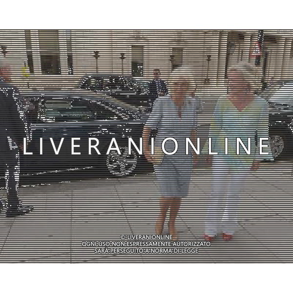 London, UK, 24/06/2014 : THE DUCHESS OF CORNWALL VISITS THE \'VOICES FROM THE DESERT\' EXHIBITION. The Duchess of Cornwall, Patron, Desert Rats Association, visits \'Voices from the Desert\', a Desert Rats exhibition by the artist Anna Redwood. . Picture by Julie Edwards ©PHOTOSHOT/Agenzia Aldo Liverani sas - ITALY ONLY - EDITORIAL USE ONLY - REALI INGLESI: Camilla duchessa di Cornovaglia in visita alla mostra \'Voci dal deserto\' dell\'artista Anna Redwood