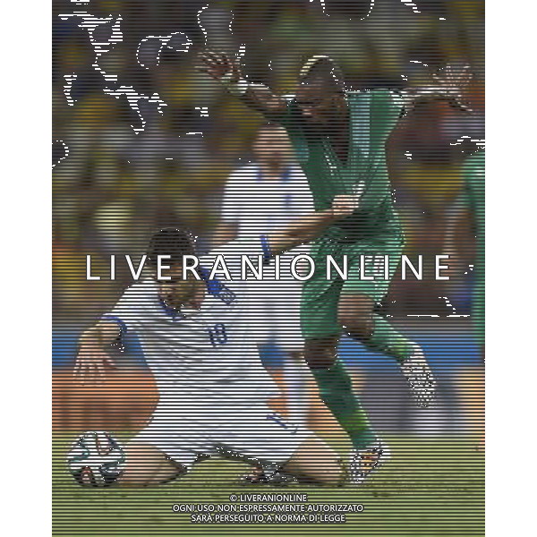 (140624) -- FORTALEZA, June 24, 2014 () -- Greece\'s Sokratis Papastathopoulos (front) vies with Cote d\'Ivoire\'s Geoffroy Serey Die during a Group C match between Greece and Cote d\'Ivoire of 2014 FIFA World Cup at the Estadio Castelao Stadium in Fortaleza, Brazil, June 24, 2014. (/Yang Lei)(xzj) AG ALDO LIVERANI SAS ONLY ITALY