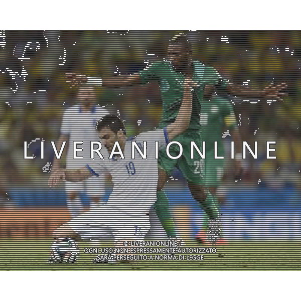 (140624) -- FORTALEZA, June 24, 2014 () -- Greece\'s Sokratis Papastathopoulos (front) vies with Cote d\'Ivoire\'s Geoffroy Serey Die during a Group C match between Greece and Cote d\'Ivoire of 2014 FIFA World Cup at the Estadio Castelao Stadium in Fortaleza, Brazil, June 24, 2014. (/Yang Lei)(xzj) AG ALDO LIVERANI SAS ONLY ITALY