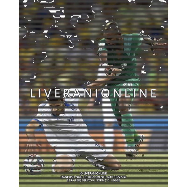 (140624) -- FORTALEZA, June 24, 2014 () -- Greece\'s Sokratis Papastathopoulos (front) vies with Cote d\'Ivoire\'s Geoffroy Serey Die during a Group C match between Greece and Cote d\'Ivoire of 2014 FIFA World Cup at the Estadio Castelao Stadium in Fortaleza, Brazil, June 24, 2014. (/Yang Lei)(xzj) AG ALDO LIVERANI SAS ONLY ITALY