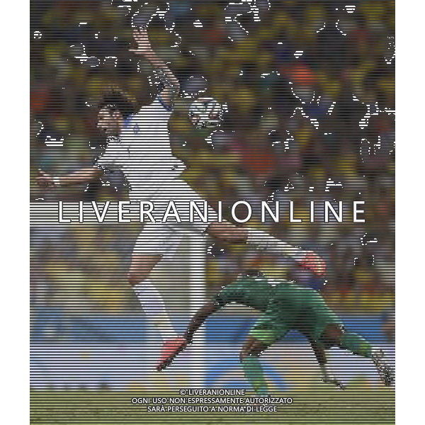 (140624) -- FORTALEZA, June 24, 2014 () -- Greece\'s Giorgios Samaras (L) vies with Cote d\'Ivoire\'s Geoffroy Serey Die during a Group C match between Greece and Cote d\'Ivoire of 2014 FIFA World Cup at the Estadio Castelao Stadium in Fortaleza, Brazil, June 24, 2014. (/Yang Lei)(xzj) AG ALDO LIVERANI SAS ONLY ITALY