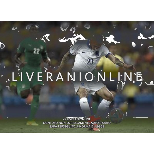 (140624) -- FORTALEZA, June 24, 2014 () -- Greece\'s Jose Cholevas (R) shoots the ball during a Group C match between Greece and Cote d\'Ivoire of 2014 FIFA World Cup at the Estadio Castelao Stadium in Fortaleza, Brazil, June 24, 2014. (/Yang Lei)(xzj) AG ALDO LIVERANI SAS ONLY ITALY