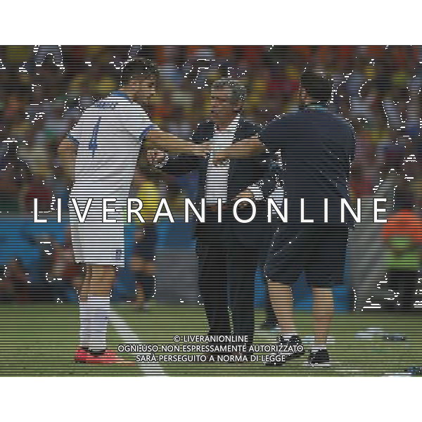 (140624) -- FORTALEZA, June 24, 2014 () -- Greece\'s head coach Fernando Santos (C) gives instructions to Kostas Manolas (L) during a Group C match between Greece and Cote d\'Ivoire of 2014 FIFA World Cup at the Estadio Castelao Stadium in Fortaleza, Brazil, June 24, 2014. (/Cao Can)(xzj) AG ALDO LIVERANI SAS ONLY ITALY