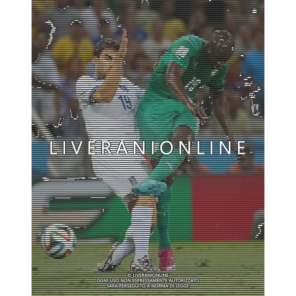 (140624) -- FORTALEZA, June 24, 2014 () -- Cote d\'Ivoire\'s Yaya Toure (R) shoots the ball during a Group C match between Greece and Cote d\'Ivoire of 2014 FIFA World Cup at the Estadio Castelao Stadium in Fortaleza, Brazil, June 24, 2014. (/Cao Can)(xzj) AG ALDO LIVERANI SAS ONLY ITALY