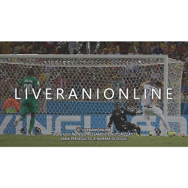 (140624) -- FORTALEZA, June 24, 2014 () -- Greece\'s Andreas Samaris (R) shoots a goal during a Group C match between Greece and Cote d\'Ivoire of 2014 FIFA World Cup at the Estadio Castelao Stadium in Fortaleza, Brazil, June 24, 2014. (/Cao Can)(xzj) AG ALDO LIVERANI SAS ONLY ITALY