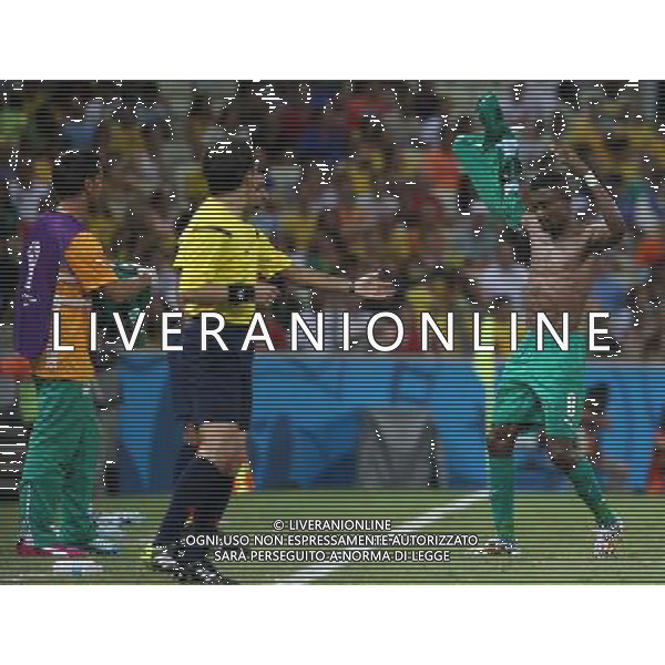 (140624) -- FORTALEZA, June 24, 2014 () -- Cote d\'Ivoire\'s Salomon Kalou (1st R) changes his torn shirts during a Group C match between Greece and Cote d\'Ivoire of 2014 FIFA World Cup at the Estadio Castelao Stadium in Fortaleza, Brazil, June 24, 2014. (/Cao Can)(xzj) AG ALDO LIVERANI SAS ONLY ITALY