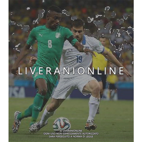 (140624) -- FORTALEZA, June 24, 2014 () -- Greece\'s Sokratis Papastathopoulos (R) vies with Cote d\'Ivoire\'s Salomon Kalou during a Group C match between Greece and Cote d\'Ivoire of 2014 FIFA World Cup at the Estadio Castelao Stadium in Fortaleza, Brazil, June 24, 2014. Greece won 2-1 over Cote d\'Ivoire on Tuesday. (/Cao Can)(xzj) AG ALDO LIVERANI SAS ONLY ITALY