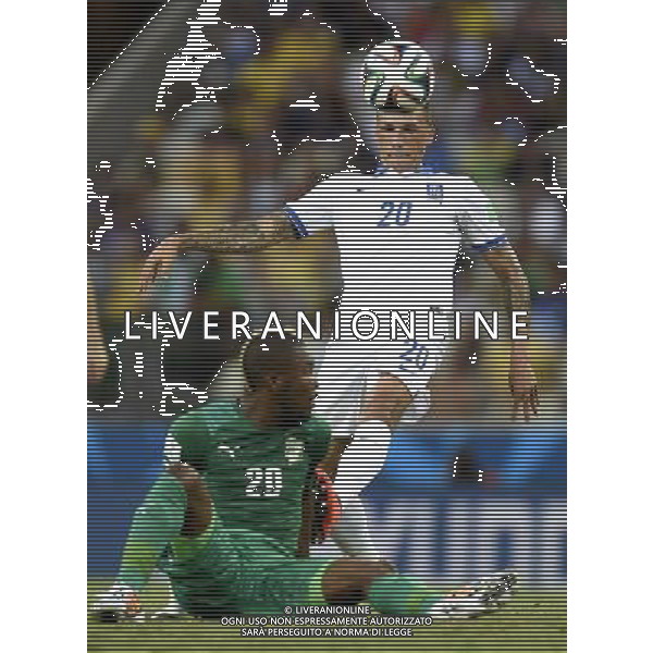 (140624) -- FORTALEZA, June 24, 2014 () -- Greece\'s Jose Cholevas (R) vies with Cote d\'Ivoire\'s Geoffroy Serey Die during a Group C match between Greece and Cote d\'Ivoire of 2014 FIFA World Cup at the Estadio Castelao Stadium in Fortaleza, Brazil, June 24, 2014. (/Yang Lei)(xzj) AG ALDO LIVERANI SAS ONLY ITALY