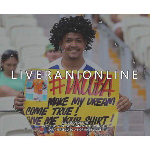 (140624) -- FORTALEZA, June 24, 2014 () -- Cote d\'Ivoire\'s fan poses with cardboard showing his wish of getting the shirt of Cote d\'Ivoire\'s Didier Drogba prior to a Group C match between Greece and Cote d\'Ivoire of 2014 FIFA World Cup at the Estadio Castelao Stadium in Fortaleza, Brazil, June 24, 2014. (/Cao Can)(xzj) AG ALDO LIVERANI SAS ONLY ITALY