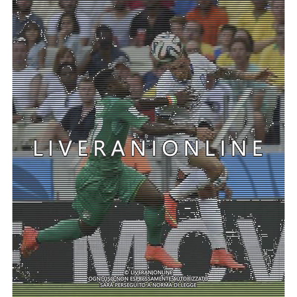 (140624) -- FORTALEZA, June 24, 2014 () -- Greece\'s Jose Cholevas (R) vies with Cote d\'Ivoire\'s Serge Aurier during a Group C match between Greece and Cote d\'Ivoire of 2014 FIFA World Cup at the Estadio Castelao Stadium in Fortaleza, Brazil, June 24, 2014. (/Yang Lei)(xzj) AG ALDO LIVERANI SAS ONLY ITALY