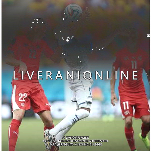 (140625) -- MANAUS, June 25, 2014 () -- Honduras\' Jerry Palacios (C) competes for a header during a Group E match between Honduras and Switzerland of 2014 FIFA World Cup at the Arena Amazonia Stadium in Manaus, Brazil, on June 25, 2014. Switzerland won 3-0 over Honduras on Wednesday. (/Li Ming)(pcy) AG ALDO LIVERANI SAS ONLY ITALY