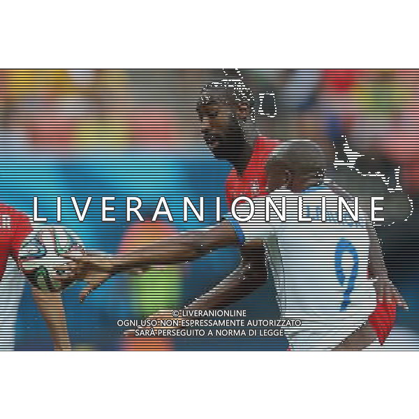 (140625) -- MANAUS, June 25, 2014 () -- Switzerland\'s Johan Djourou (back) vies with Honduras\' Jerry Palacios during a Group E match between Honduras and Switzerland of 2014 FIFA World Cup at the Arena Amazonia Stadium in Manaus, Brazil, on June 25, 2014. Switzerland won 3-0 over Honduras on Wednesday. (/Li Ming)(pcy) AG ALDO LIVERANI SAS ONLY ITALY