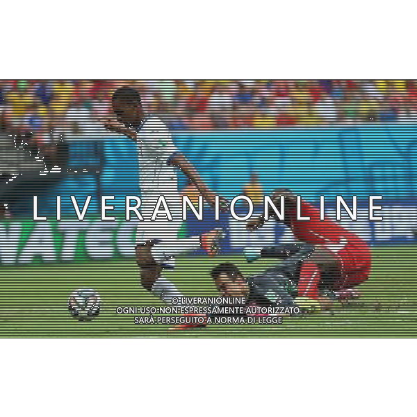 (140625) -- MANAUS, June 25, 2014 () -- Honduras\' Jerry Bengtson (L) shoots the ball during a Group E match between Honduras and Switzerland of 2014 FIFA World Cup at the Arena Amazonia Stadium in Manaus, Brazil, on June 25, 2014. Switzerland won 3-0 over Honduras on Wednesday. (/Li Ming)(pcy) AG ALDO LIVERANI SAS ONLY ITALY