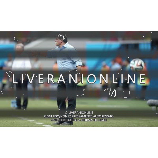 (140625) -- MANAUS, June 25, 2014 () -- Honduras\' Luis Fernando Suarez gives instructions during a Group E match between Honduras and Switzerland of 2014 FIFA World Cup at the Arena Amazonia Stadium in Manaus, Brazil, on June 25, 2014. Switzerland won 3-0 over Honduras on Wednesday. (/Li Ming)(pcy) AG ALDO LIVERANI SAS ONLY ITALY