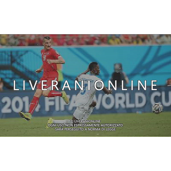 (140625) -- MANAUS, June 25, 2014 () -- Switzerland\'s Granit Xhaka (L) vies with Honduras\' Maynor Figueroa during a Group E match between Honduras and Switzerland of 2014 FIFA World Cup at the Arena Amazonia Stadium in Manaus, Brazil, on June 25, 2014. Switzerland won 3-0 over Honduras on Wednesday. (/Li Ming)(pcy) AG ALDO LIVERANI SAS ONLY ITALY