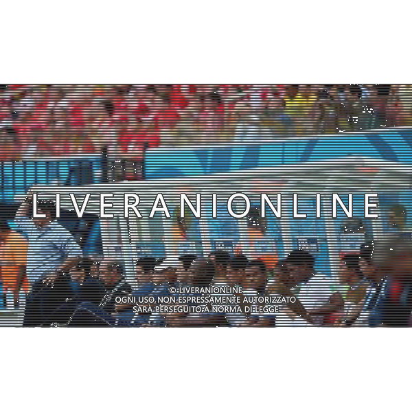(140625) -- MANAUS, June 25, 2014 () -- Honduras\' coach Luis Fernando Suarez (1st L) looks on during a Group E match between Honduras and Switzerland of 2014 FIFA World Cup at the Arena Amazonia Stadium in Manaus, Brazil, on June 25, 2014. Switzerland won 3-0 over Honduras on Wednesday. (/Li Ming)(pcy) AG ALDO LIVERANI SAS ONLY ITALY