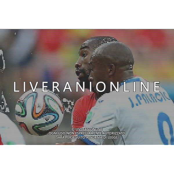 (140625) -- MANAUS, June 25, 2014 () -- Switzerland\'s Johan Djourou (back) vies with Honduras\' Jerry Palacios during a Group E match between Honduras and Switzerland of 2014 FIFA World Cup at the Arena Amazonia Stadium in Manaus, Brazil, on June 25, 2014. Switzerland won 3-0 over Honduras on Wednesday. (/Li Ming)(pcy) AG ALDO LIVERANI SAS ONLY ITALY