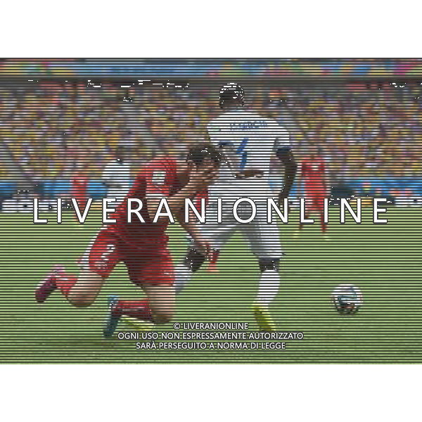 (140625) -- MANAUS, June 25, 2014 () -- Switzerland\'s Stephan Lichtsteiner (L) falls down in a competition during a Group E match between Honduras and Switzerland of 2014 FIFA World Cup at the Arena Amazonia Stadium in Manaus, Brazil, on June 25, 2014.(/Liu Dawei)(pcy) AG ALDO LIVERANI SAS ONLY ITALY