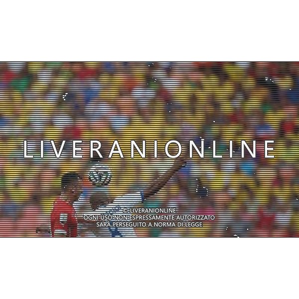 (140625) -- MANAUS, June 25, 2014 () -- Honduras\' Wilson Palacios (R) competes for a header with Switzerland\'s Josip Drmic during a Group E match between Honduras and Switzerland of 2014 FIFA World Cup at the Arena Amazonia Stadium in Manaus, Brazil, on June 25, 2014. Switzerland won 3-0 over Honduras on Wednesday. (/Li Ming)(pcy) AG ALDO LIVERANI SAS ONLY ITALY