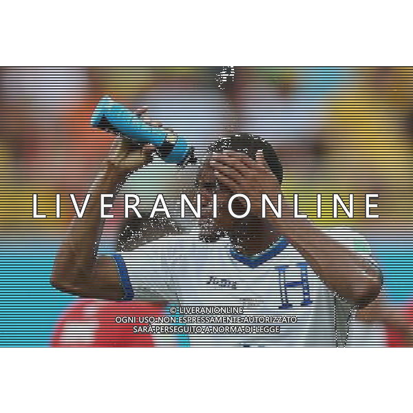 (140625) -- MANAUS, June 25, 2014 () -- Honduras\' Jerry Bengtson cools himself with water during a Group E match between Honduras and Switzerland of 2014 FIFA World Cup at the Arena Amazonia Stadium in Manaus, Brazil, on June 25, 2014.(/Li Ming)(pcy) AG ALDO LIVERANI SAS ONLY ITALY