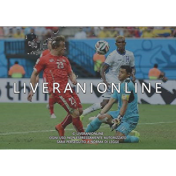 (140625) -- MANAUS, June 25, 2014 () -- Switzerland\'s Xherdan Shaqiri (L, front) shoots the ball during a Group E match between Honduras and Switzerland of 2014 FIFA World Cup at the Arena Amazonia Stadium in Manaus, Brazil, on June 25, 2014.(/Liu Dawei)(pcy) AG ALDO LIVERANI SAS ONLY ITALY
