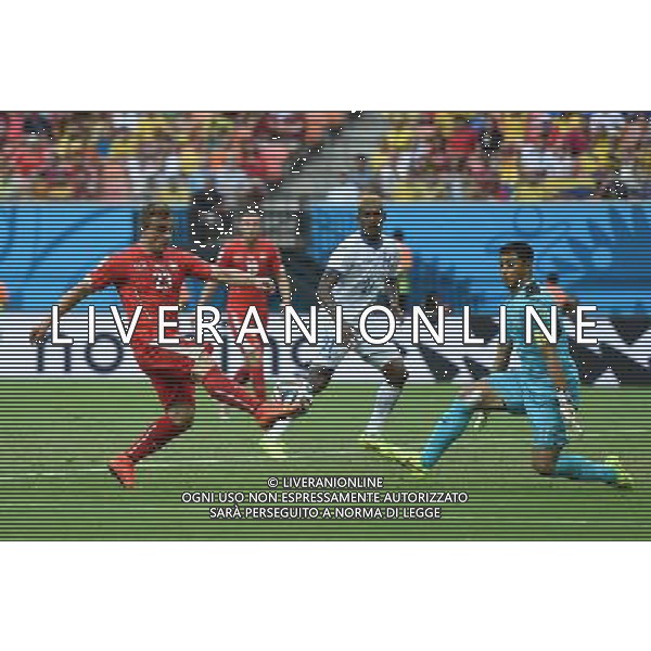 (140625) -- MANAUS, June 25, 2014 () -- Switzerland\'s Xherdan Shaqiri (1st L) shoots the ball during a Group E match between Honduras and Switzerland of 2014 FIFA World Cup at the Arena Amazonia Stadium in Manaus, Brazil, on June 25, 2014.(/Liu Dawei)(pcy) AG ALDO LIVERANI SAS ONLY ITALY