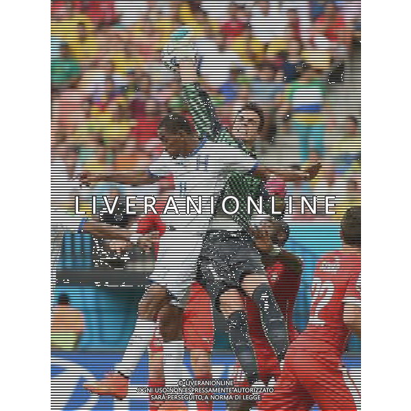 (140625) -- MANAUS, June 25, 2014 () -- Switzerland\'s goalkeeper Diego Benaglio (R, front) plucks the ball during a Group E match between Honduras and Switzerland of 2014 FIFA World Cup at the Arena Amazonia Stadium in Manaus, Brazil, on June 25, 2014.(/Liu Dawei)(pcy) AG ALDO LIVERANI SAS ONLY ITALY