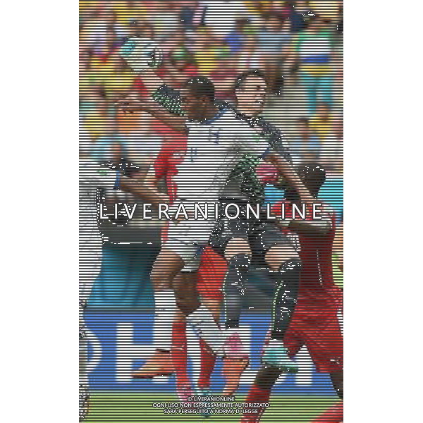 (140625) -- MANAUS, June 25, 2014 () -- Switzerland\'s goalkeeper Diego Benaglio (R, front) plucks the ball during a Group E match between Honduras and Switzerland of 2014 FIFA World Cup at the Arena Amazonia Stadium in Manaus, Brazil, on June 25, 2014.(/Liu Dawei)(pcy) AG ALDO LIVERANI SAS ONLY ITALY