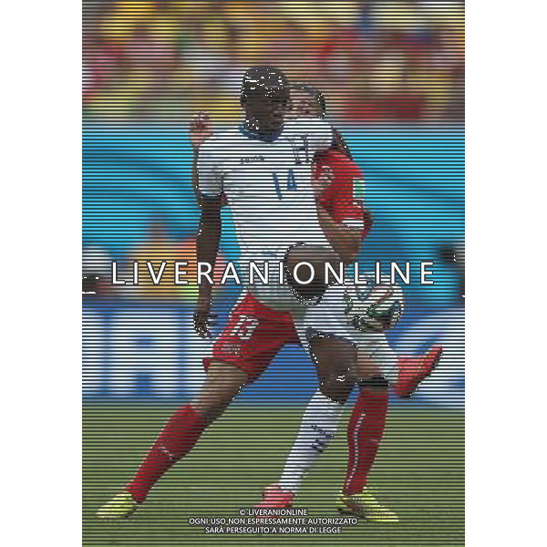 (140625) -- MANAUS, June 25, 2014 () -- Honduras\' Boniek Garcia (front) vies with Switzerland\'s Ricardo Rodriguez during a Group E match between Honduras and Switzerland of 2014 FIFA World Cup at the Arena Amazonia Stadium in Manaus, Brazil, on June 25, 2014.(/Li Ming)(pcy) AG ALDO LIVERANI SAS ONLY ITALY