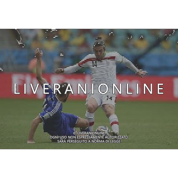 (140625) -- SALVADOR, June 25, 2014 () -- Iran\'s Andranik Timotian (R) vies for the ball with Bosnia And Herzegovina\'s Tino Sven Susic during a Group F match between Bosnia And Herzegovina and Iran of 2014 FIFA World Cup at the Arena Fonte Nova Stadium in Salvador, Brazil, June 24, 2014. (/Yang Lei) AG ALDO LIVERANI SAS ONLY ITALY
