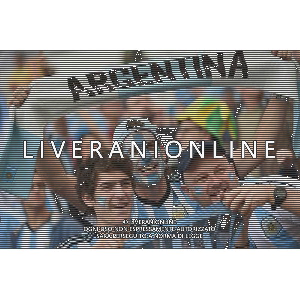 (140625) -- PORTO ALEGRE, June 25, 2014 () -- Argentina\'s supporters cheer before a Group F match between Nigeria and Argentina of 2014 FIFA World Cup at the Estadio Beira-Rio Stadium in Porto Alegre, Brazil, on June 25, 2014.(/Li Ga)(pcy) AG ALDO LIVERANI SAS ONLY ITALY