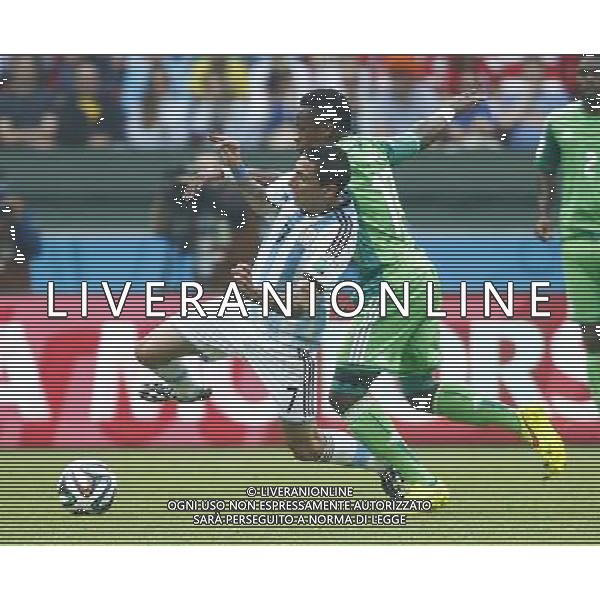 (140625) -- PORTO ALEGRE, June 25, 2014 () -- Argentina\'s Angel Di Maria (L) vies with Nigeria\'s Ogenyi Onazi during a Group F match between Nigeria and Argentina of 2014 FIFA World Cup at the Estadio Beira-Rio Stadium in Porto Alegre, Brazil, on June 25, 2014.(/Chen Jianli)(pcy) AG ALDO LIVERANI SAS ONLY ITALY