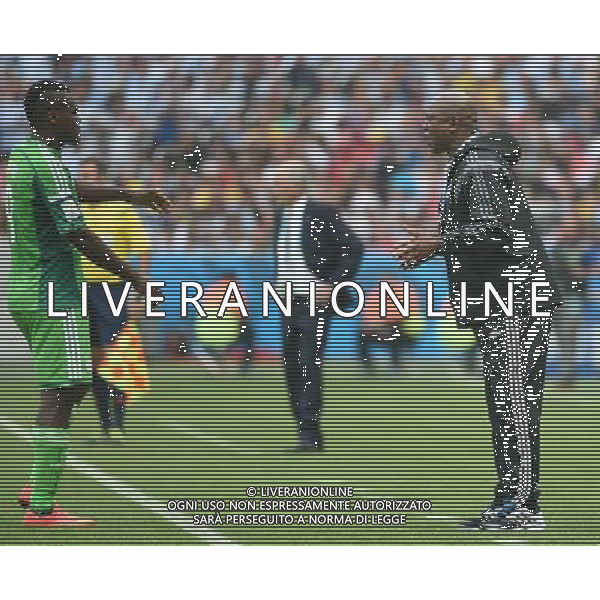 (140625) -- PORTO ALEGRE, June 25, 2014 () -- Nigeria\'s coach Stephen Keshi (R) gives instructions during a Group F match between Nigeria and Argentina of 2014 FIFA World Cup at the Estadio Beira-Rio Stadium in Porto Alegre, Brazil, on June 25, 2014.(/Li Ga)(pcy) AG ALDO LIVERANI SAS ONLY ITALY